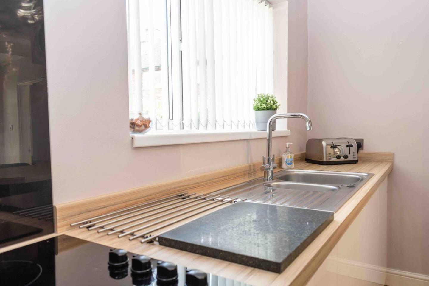 Comfortable And Convenient 3 Bedroom House With Parking Handsworth Екстериор снимка