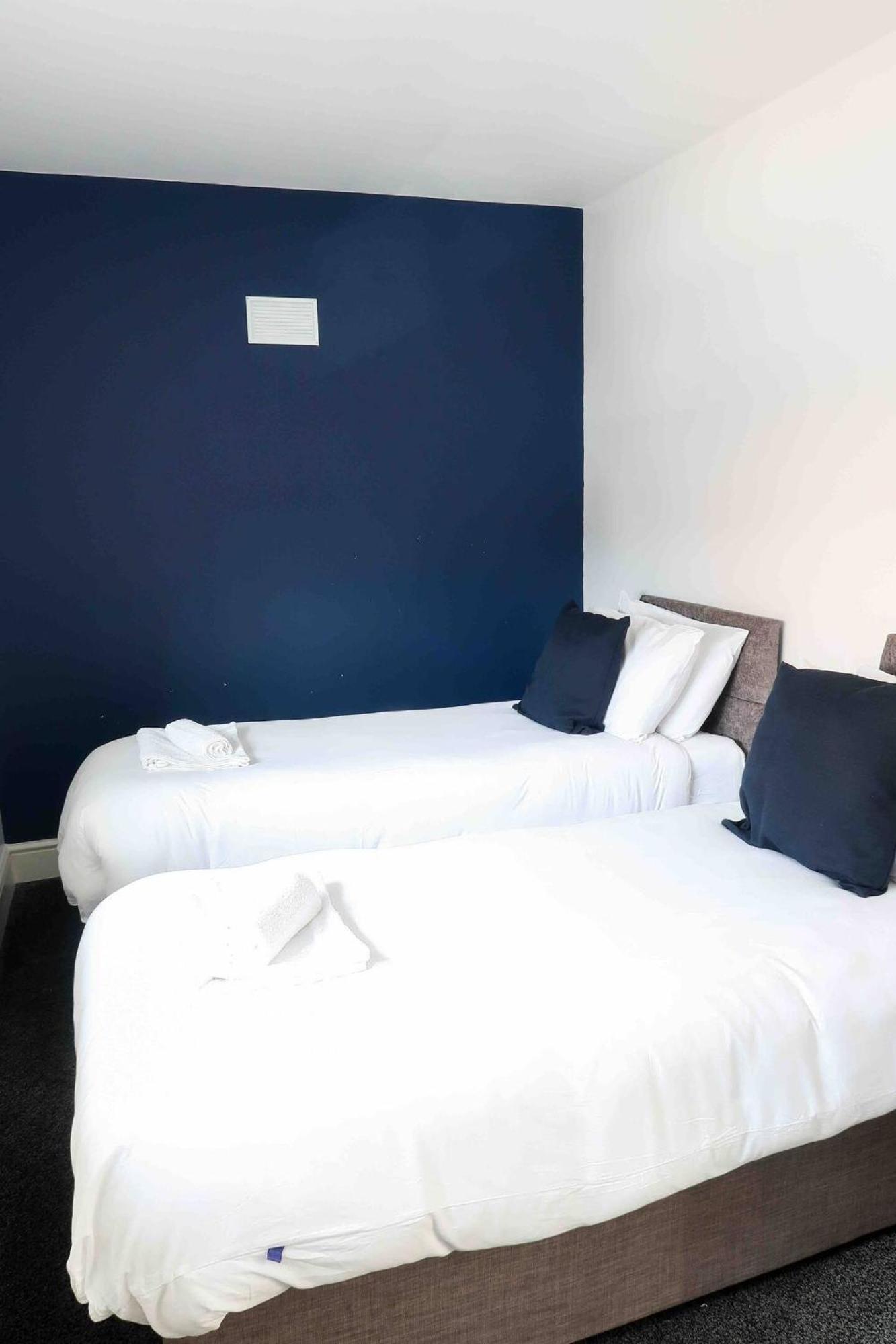 Comfortable And Convenient 3 Bedroom House With Parking Handsworth Екстериор снимка